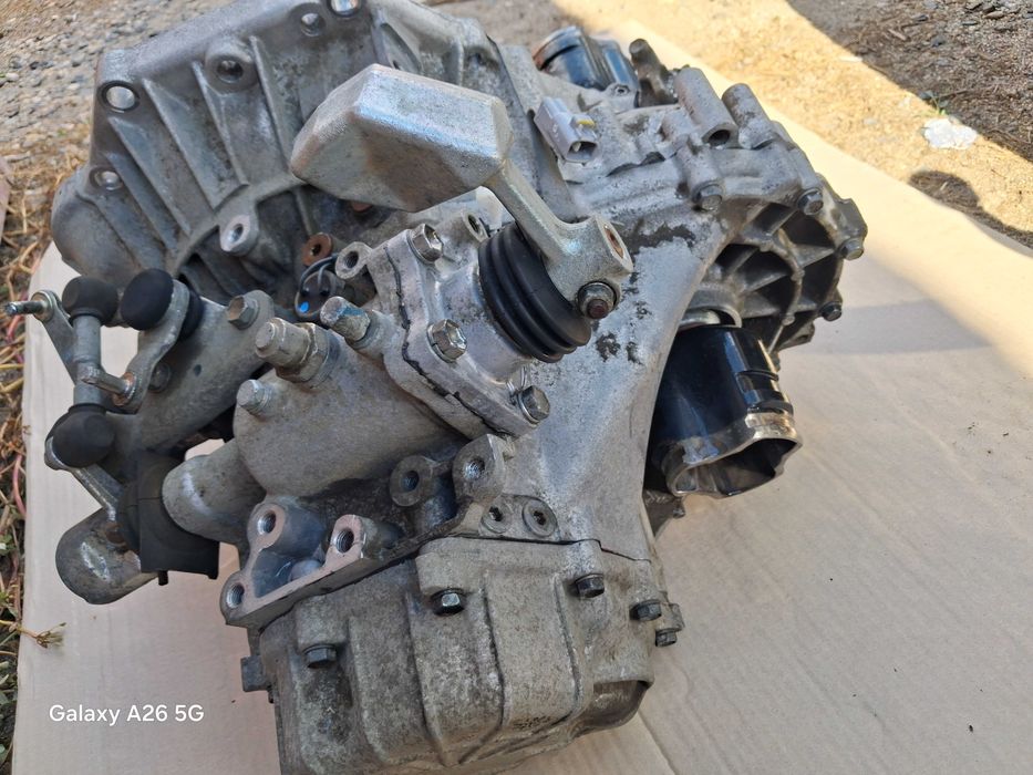 Cutie de viteze si bară față cu proiectoare Toyota Auris