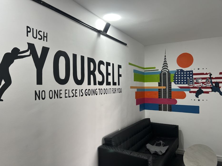 Черный кожаный диван