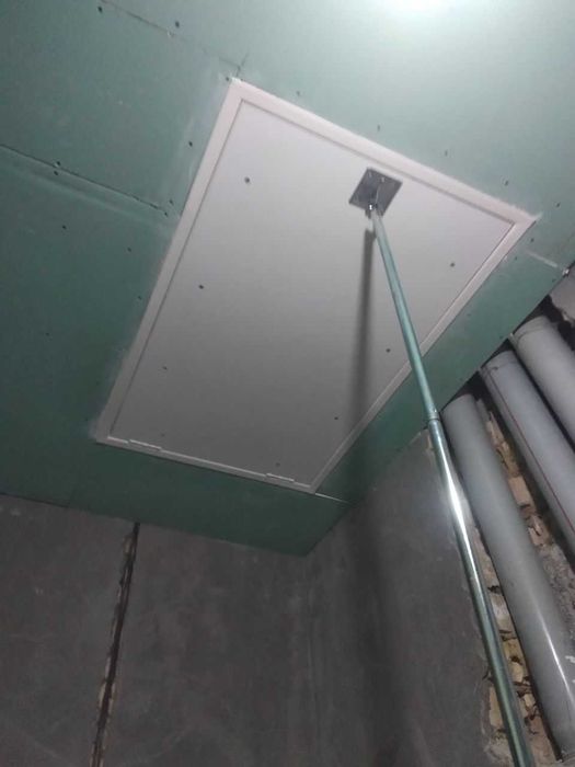 Чердачная железная раскладная лестница. Люк на крышу