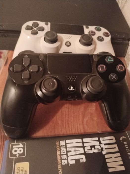 Продам PlayStation 4 в отличном состояние
