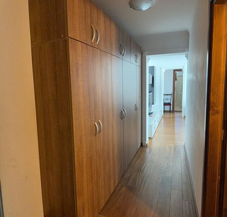 Vând Apartament 3 Camere, 65 mp, etaj 2 Str.  Salcâmului