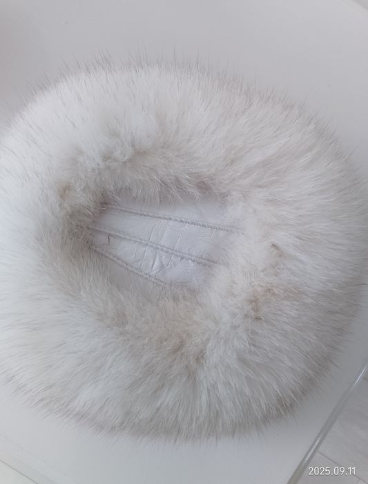 Vând căciulă de blana din vulpe alba.