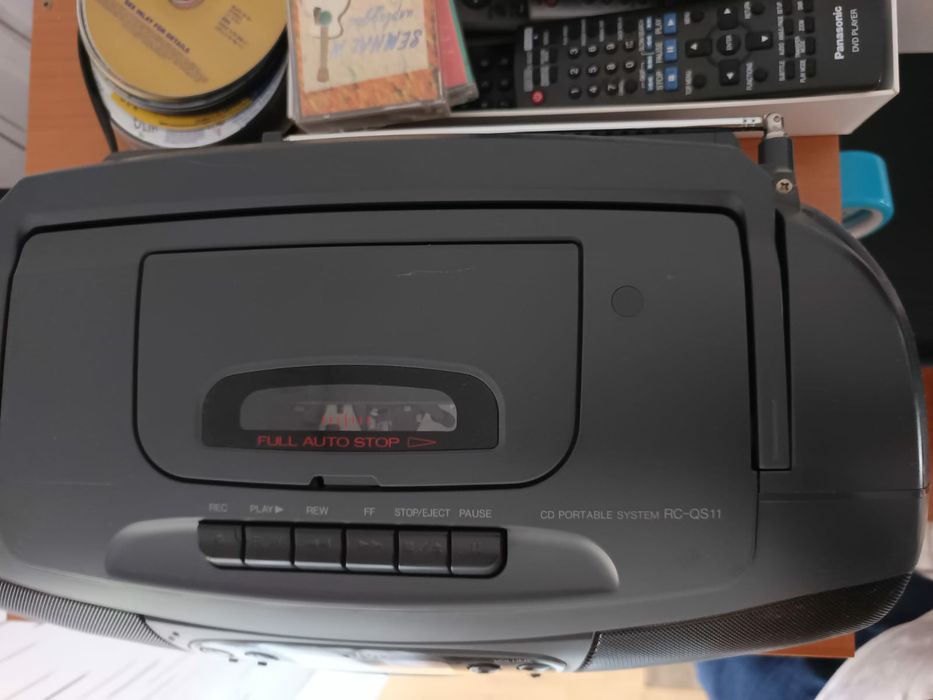 Radio casetofon cu cd JVC RC-QS11