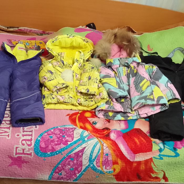 Продам зимние комбинезоны на девочек