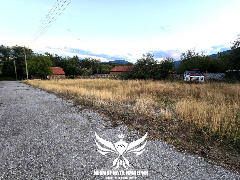 Продавам парцел 1592кв.м. в с.Долнослав, статут за НТП Стопански Двор