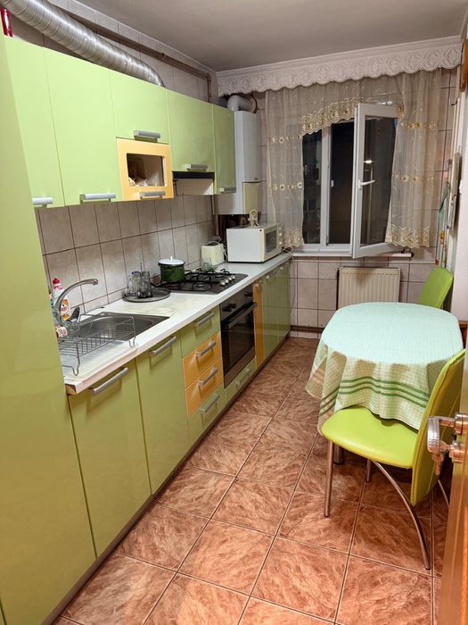Vand apartament cu 2 camere decomandat.