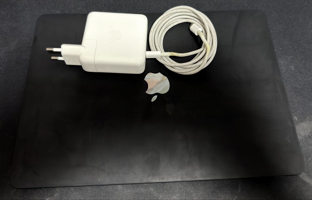 Продам MacBook Pro 2017 г 8/256 gb