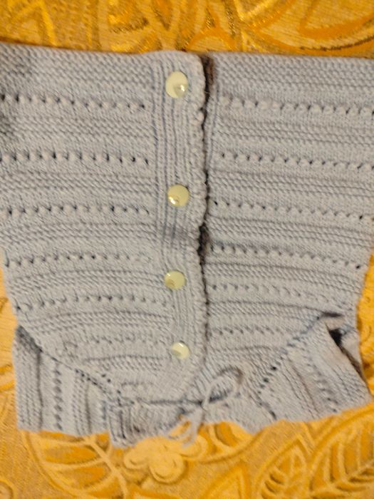 Детски ръчно плетени жилетки и елеци