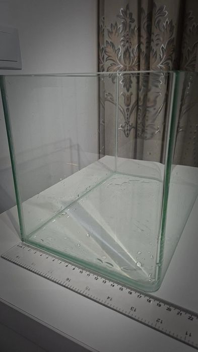 Acvariu de aproximativ 12 litri