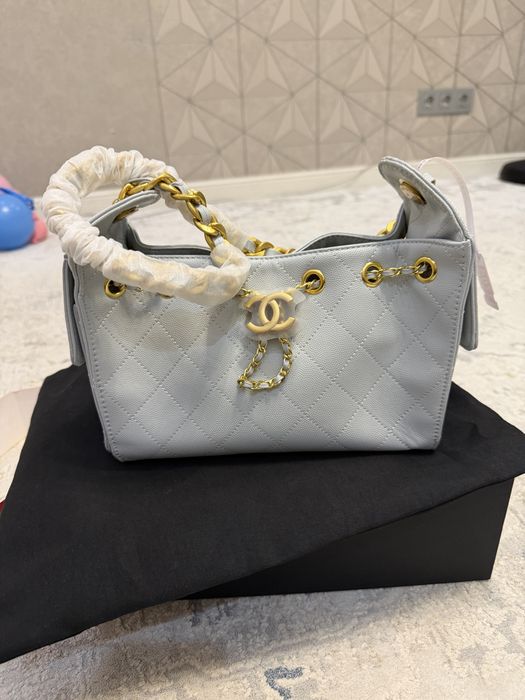 Кожаная сумка Chanel.