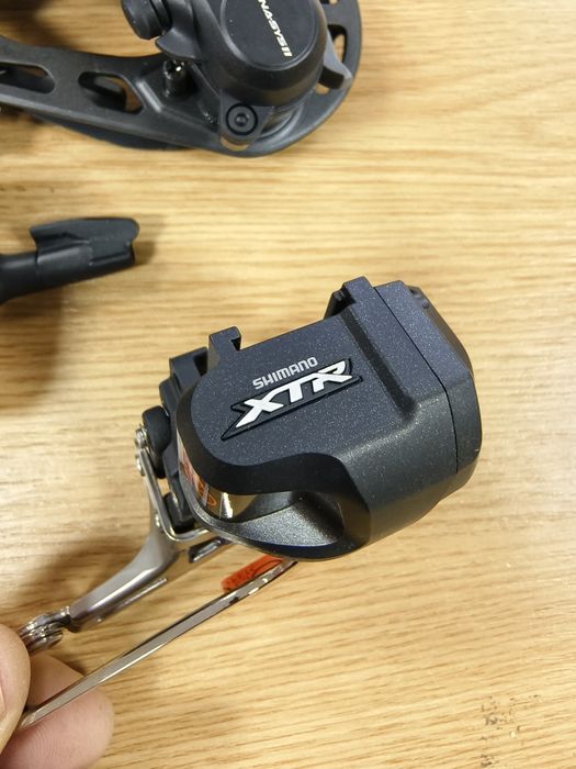 Shimano Deore XTR,XT Di2 дерайльори + команди МТБ
