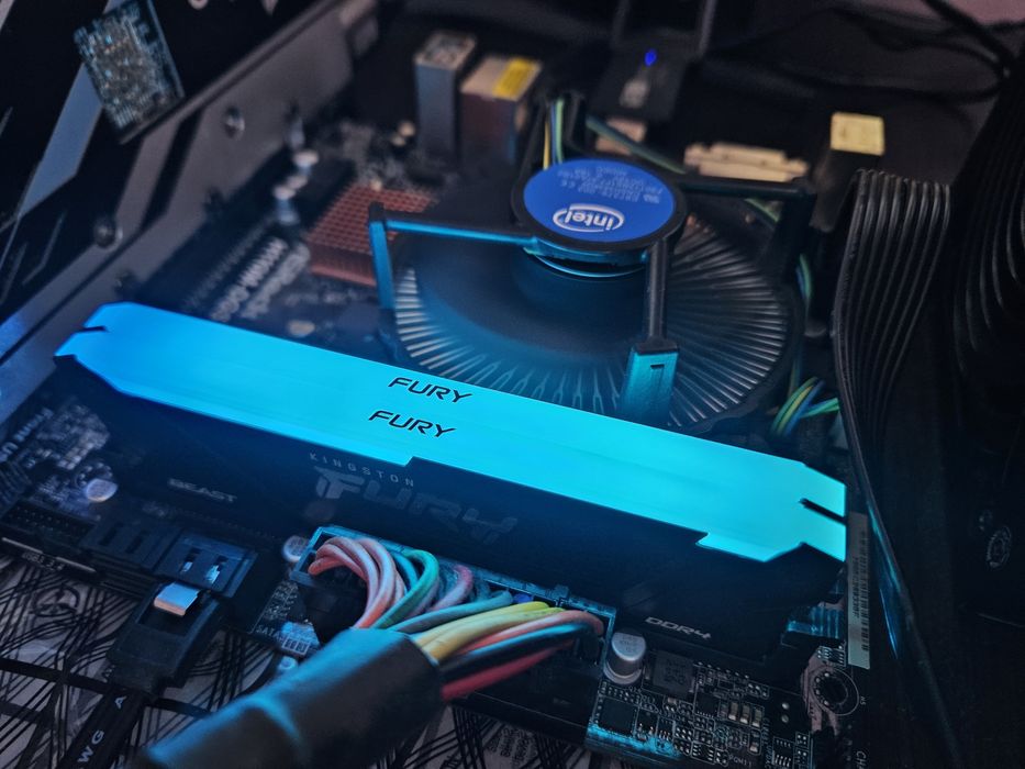 Kit RAM 2x 8GB DDR4 3200Mhz Kingston FURY RGB