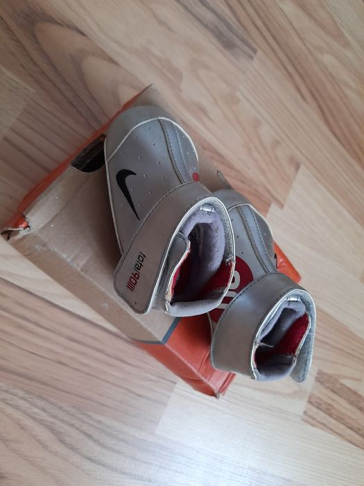 Botosei bebelusi Nike originali in cutie nefolositi