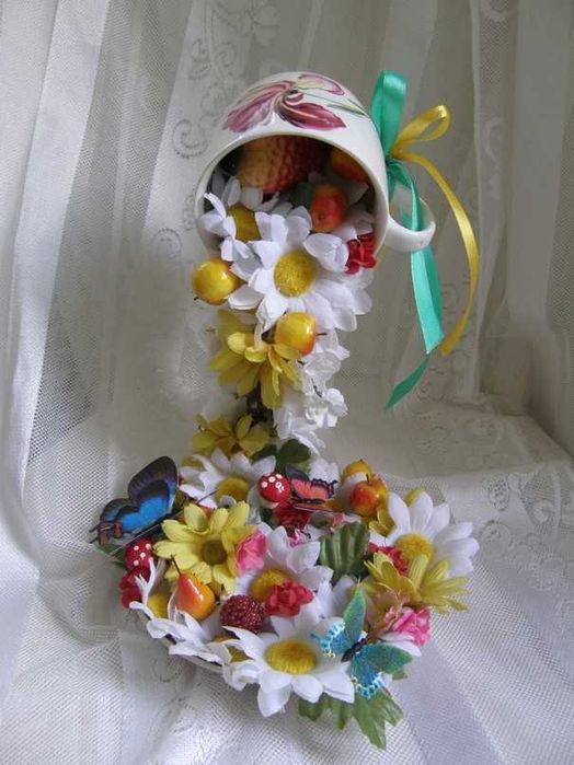 Кутия с ароматни сапунени рози,чаши с фигури от глина и др...