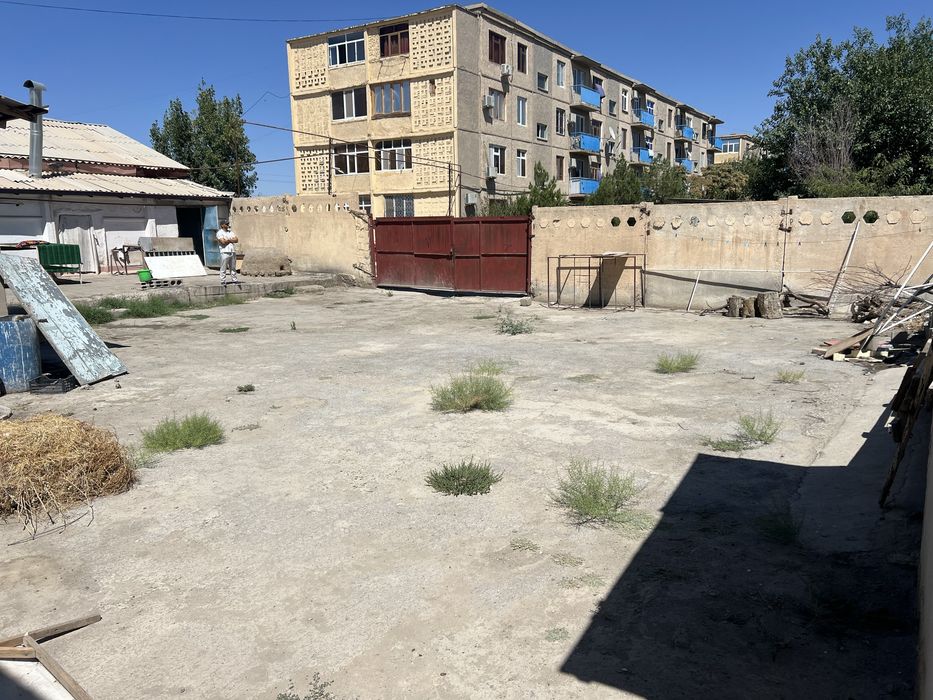 Bino sotiladi maydoni 912 kv