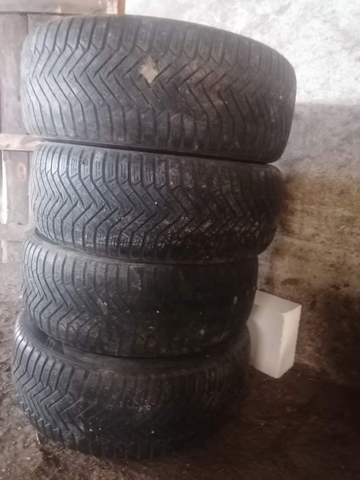 Vand  4 cauciucuri de iarna 195 55 15cauciucurile arată fost de ok