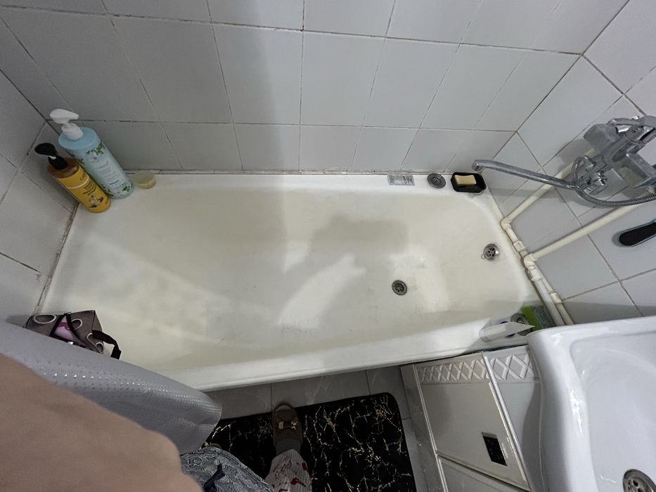 Шкаф с раковиной, зеркало, ванна чугунная