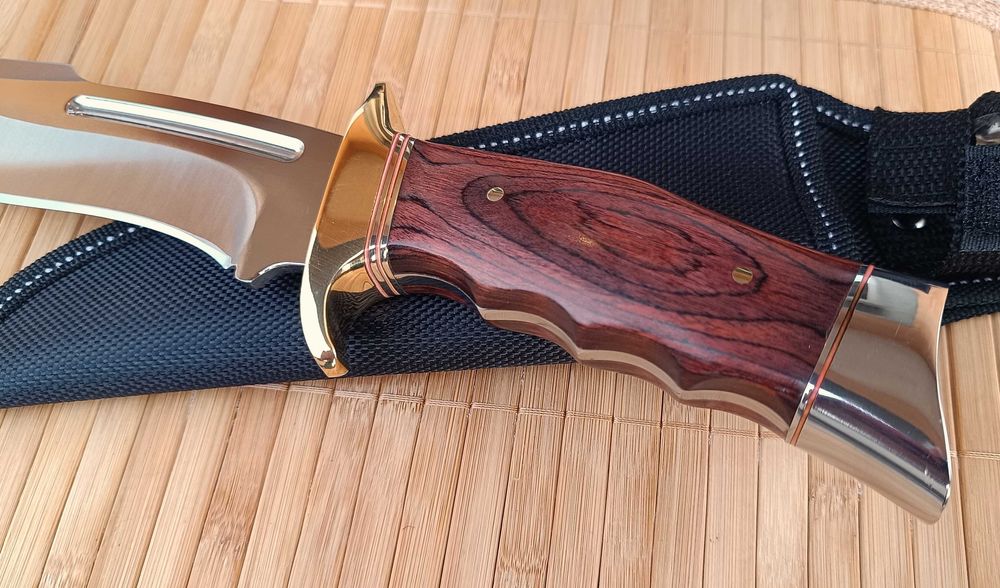 Ловен нож с месингов гард