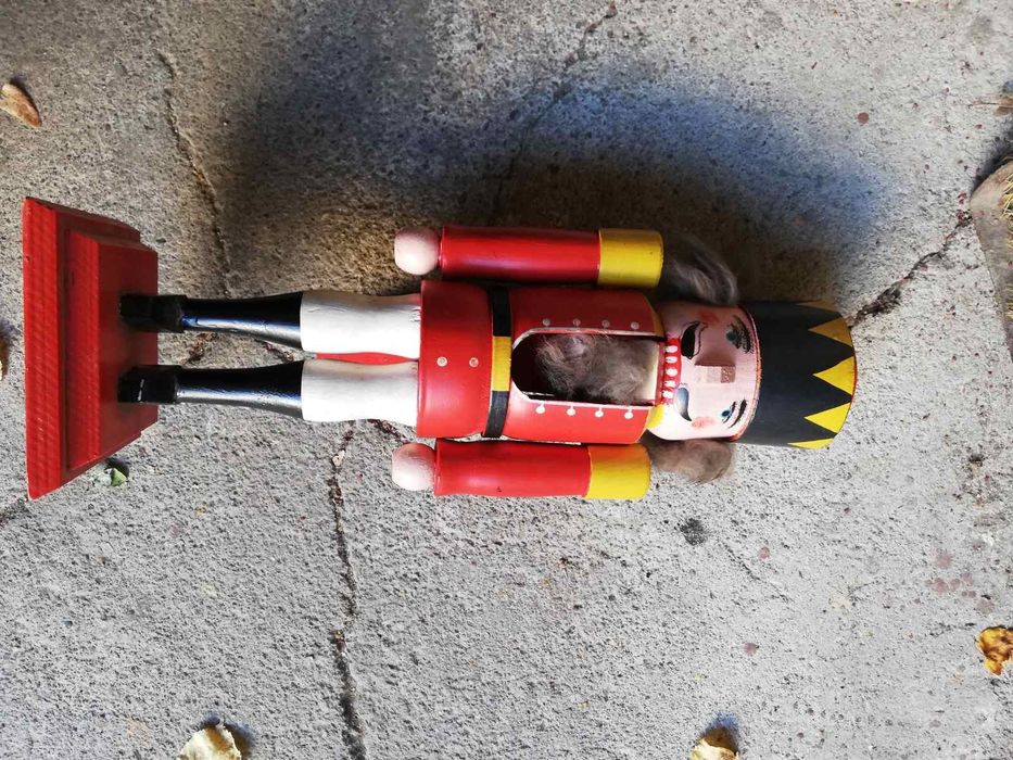 ЛЕШНИКОТРОШАЧА дървена фигурка