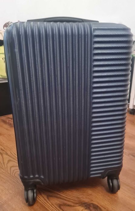 Куфар с четири колела