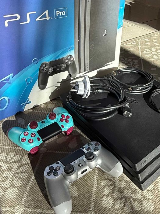 PlayStation 4 Pro plus 2 manete
