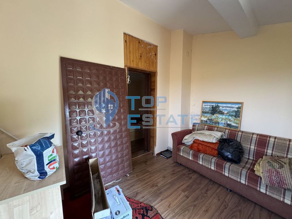 Къща с панорамна гледка във вилната зона между град Бяла Черкваи село