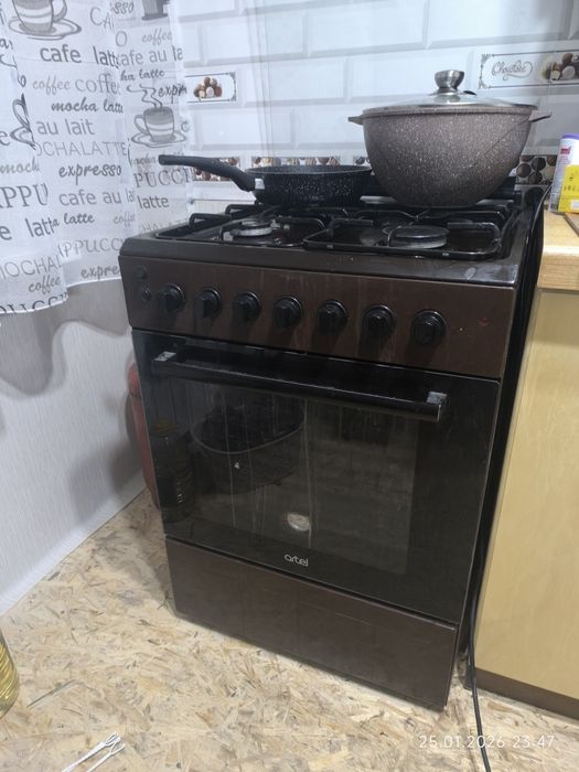 Газовая плита, газовый баллон комплект. Газ ещё есть, в баллоне.