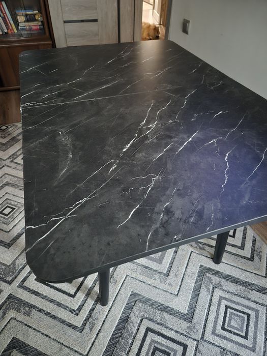 Продам стол чёрный.