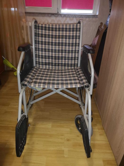 Pat medical electric + cărucior cu rotile+ cadru RON 1.700 (set)