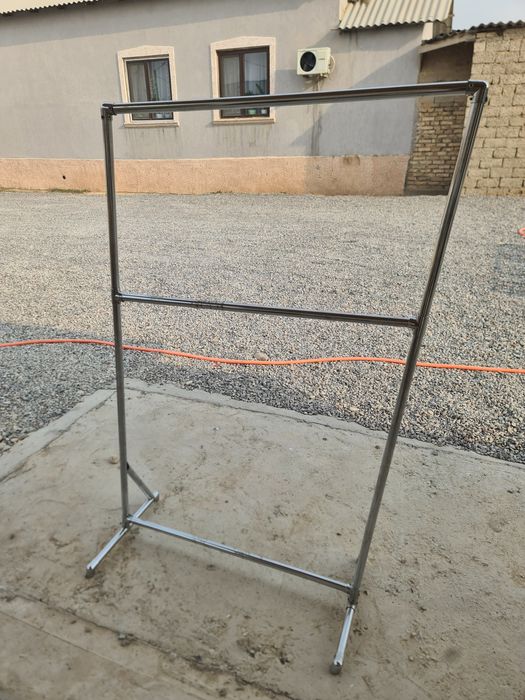 Металлическая вешалка