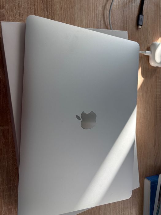 MacBook Air M1 / 256GB / 8GB
