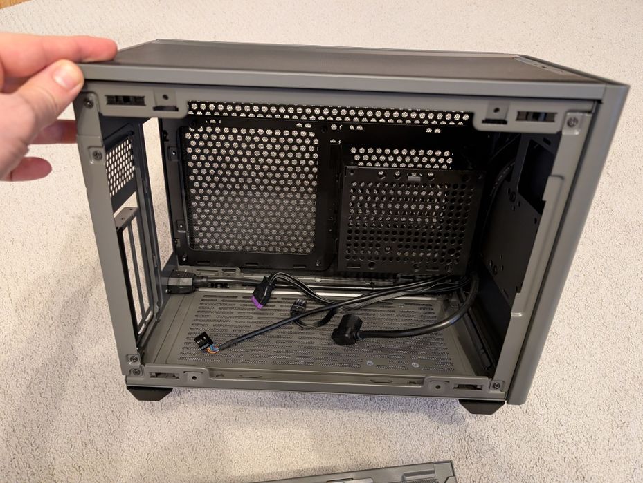 Vand carcasa Cooler Master NR200P max ca noua