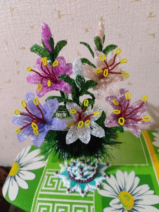 Цветы из бисера  с красивыми горшками