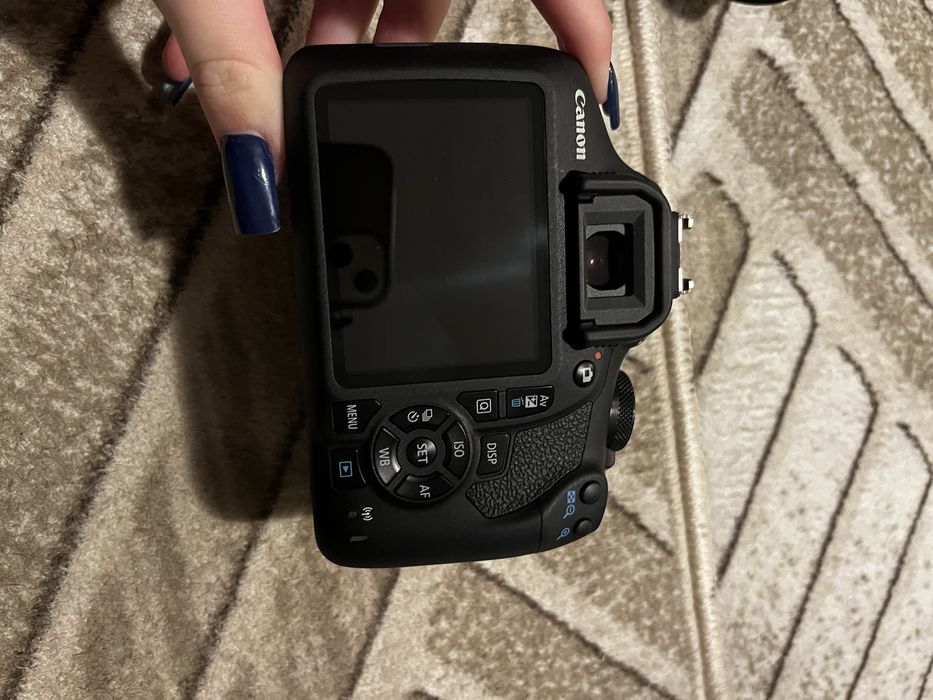 нов фотопарат CANON