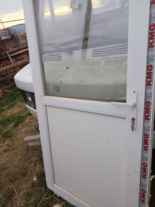 ПВЦ врата с горен прозорец