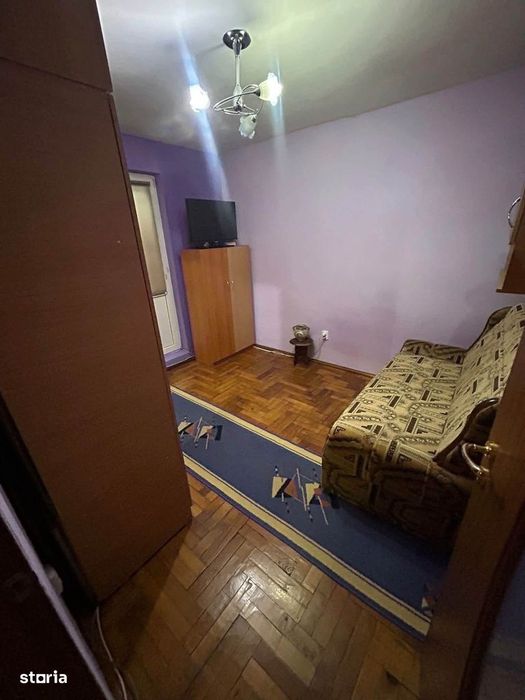 De vanzare apartament cu 2 camere, decomandat,  balcon, zona Smirodava