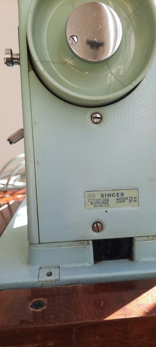 Mașină de cusut Singer cu masă propie