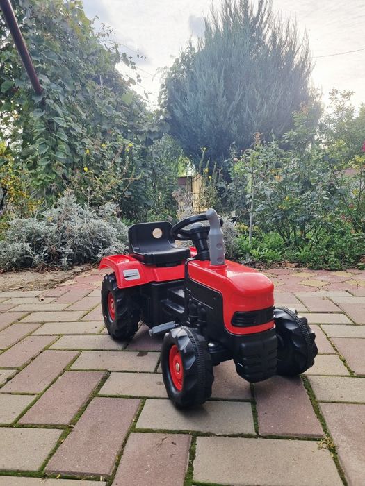 Tractoras rosu cu pedale copii
