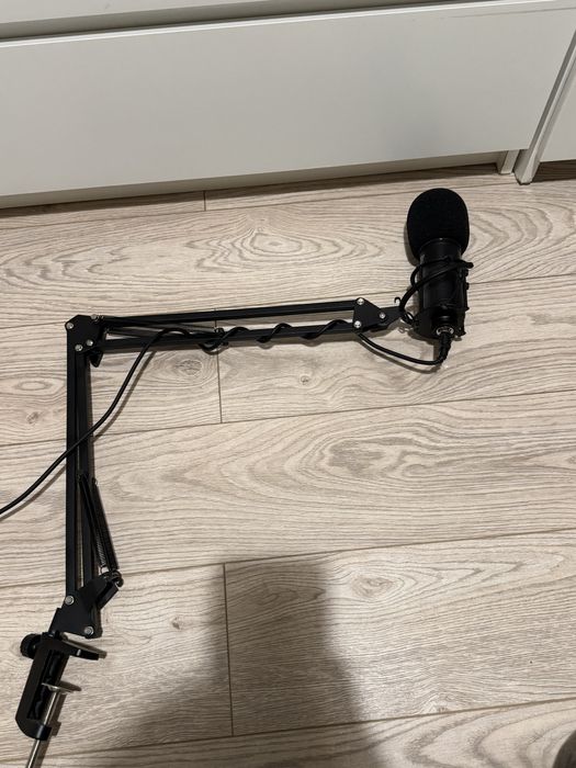 Microfon streaming Trust GXT 256 EXXO si suport prindere de masa