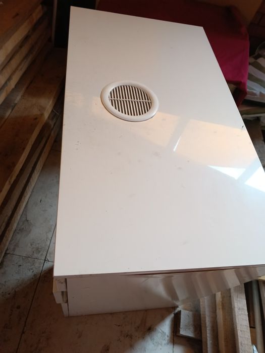 Продам маникюрный стол с пылесосом