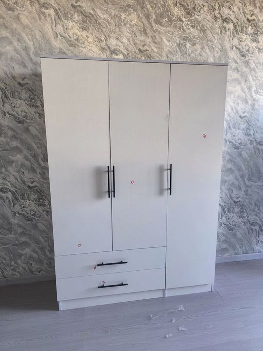 Shkaf sotiladi dastafka ustanovka bepul buladi