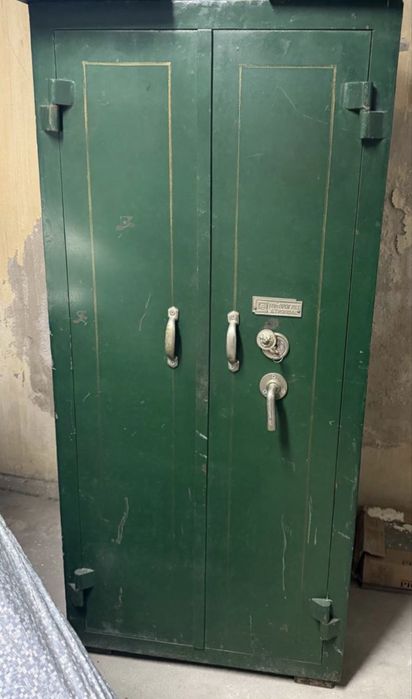 Масивна стара каса