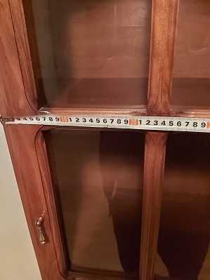 продавам изящен поръчков трапецовиден скрин: 80 см задна 40 см предна