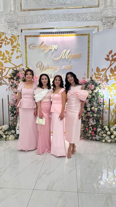 Розовое вечернее платье