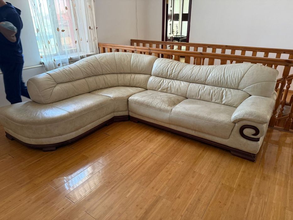 Диван кожаный в хорошем состоянии