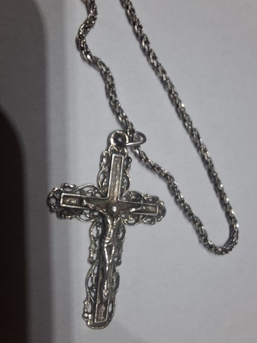 Сребърно ново синджирче с кръст