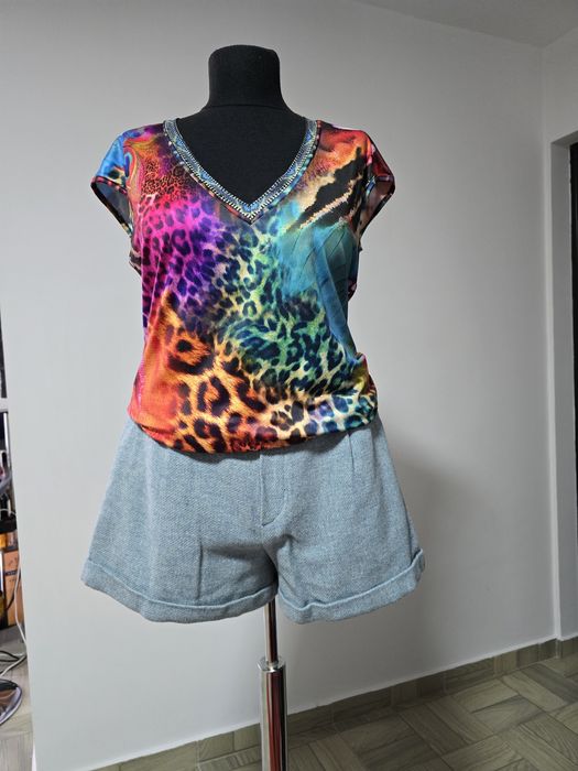 Pantaloni scurti din fibre naturale, prezintă captuseala cu buzunare