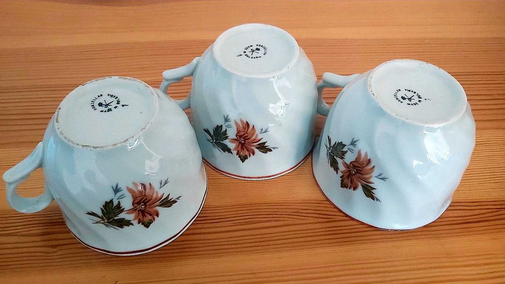 Рядки ретро порцеланови чаши за кафе, произведени в България