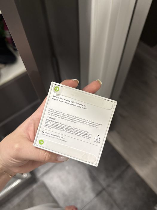 AirPods4 с шумоподавлением