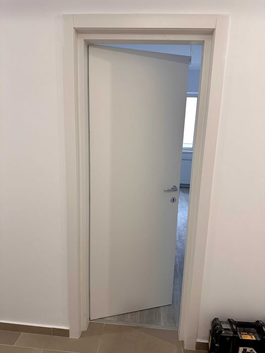 Vand 2 usi de interior, stare foarte buna, albe MDF